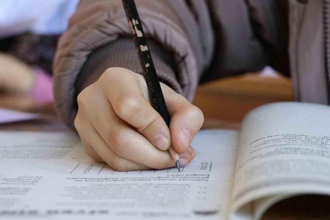 Bo îmtîhana bicîbûna li lîseyan pirtûkçeya pirsan a mînak hat weşandin