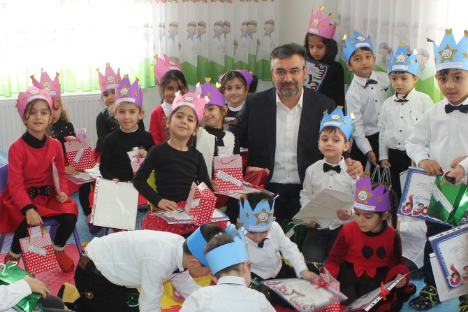 Kur’an eğitimi alan minikler taçlandırıldılar