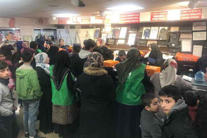 Bitlis'te yetim ve ihtiyaç sahibi çocuklar giydirildi