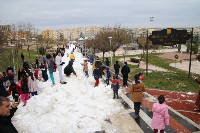 Şanlıurfa'da çocuklar kamyonlarla getirtilen karın sevincini yaşadılar