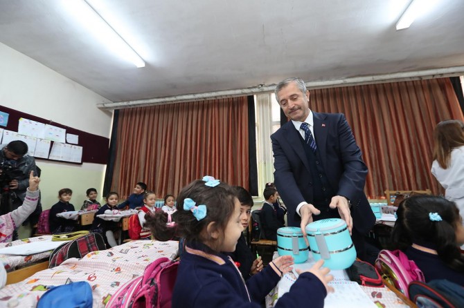 Gaziantep'te öğrencilere modern sefer tası dağıtıldı
