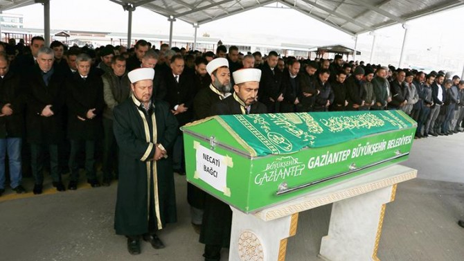 Gaziantep'te boğazından bıçaklanarak öldürülen genç toprağa verildi