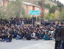 Öğrencilerden Oturma Eylemi