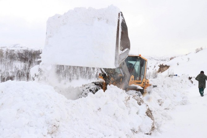 Bingöl'de kar kalınlığı 3 metreyi buldu