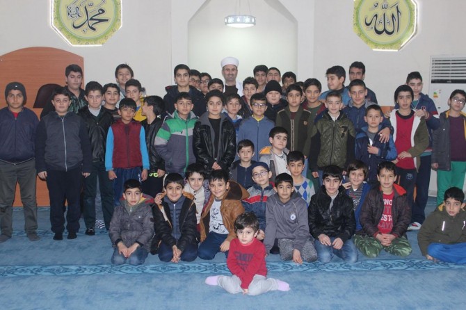 Küçük çocukların cami aşkı imrendiriyor