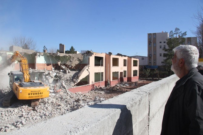 Yarım asırlık Midyat Fatih İlkokulu hüzünlü bakışlar altında yıkıldı