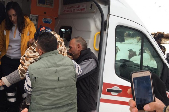 Karda mahsur kalan yaşlı kadın saatler sonra hastaneye ulaştırıldı