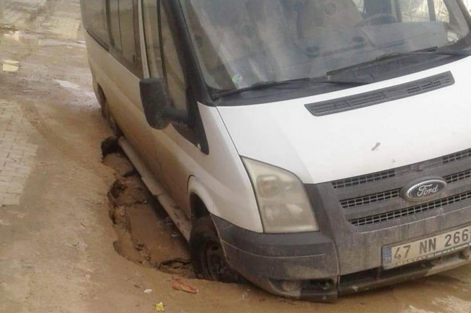 Nusaybin'de yol çöktü: 2 araç çukura düştü