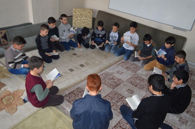 Bitlis'te tatili fırsat bilen çocuklar Siyer Sınavı'na hazırlanıyor