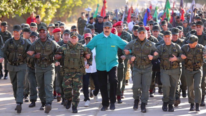 Venezuela Ordusu darbeye karşı yürüdü