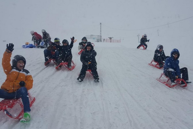 Kimsesiz çocukların kayak sevinci