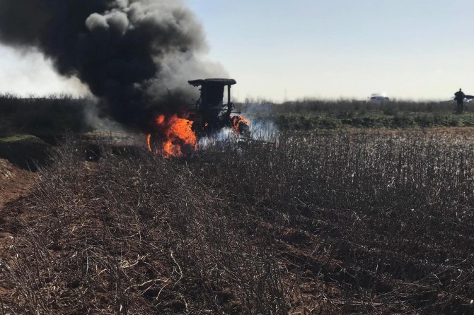 Akçakale'de traktör alev alev yandı