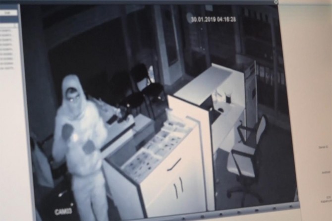 Batman’da hırsızlar güvenlik kamerasına yakalandı