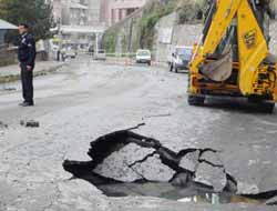 Bitlis'te Asfalt Çöktü!