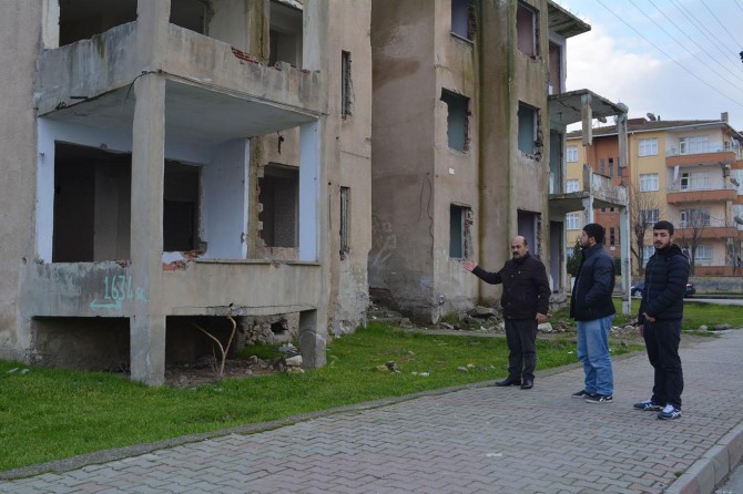 ​Batman’da metruk bina tehlike saçıyor