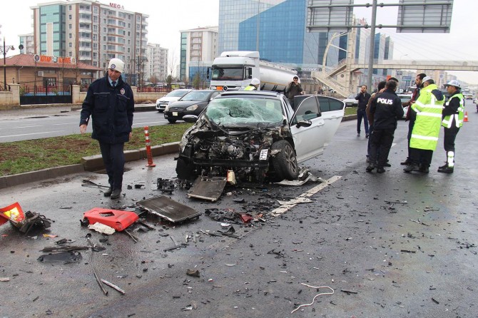 Diyarbakır'da otomobil yakıt tankerine çarptı: 1 yaralı