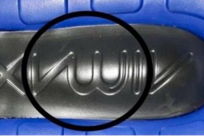 Ji ber ku Nîke di binê pêlavan de lefza “Xwedê” nivîsand bertekên tund jê re tên nîşandan