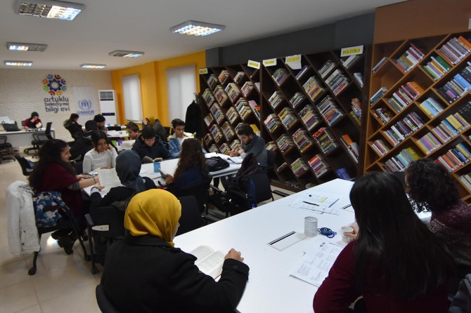 Gençlerden Mardin ​Artuklu'daki Bilgi Evine ilgi