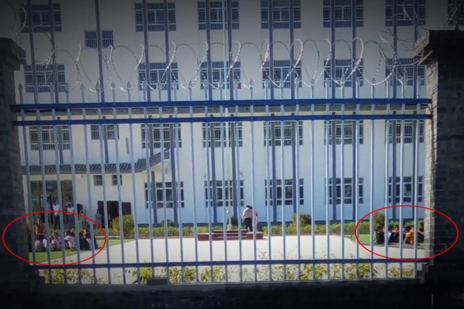 Doğu Türkistanlı çocukların tutulduğu toplama kampı gizli kamerada
