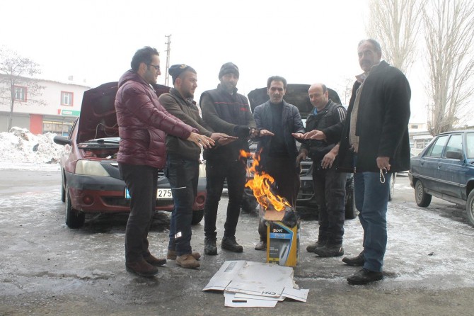 Muş Oto Sanayi esnafı soğuktan dolayı ateş yakarak çalışıyor