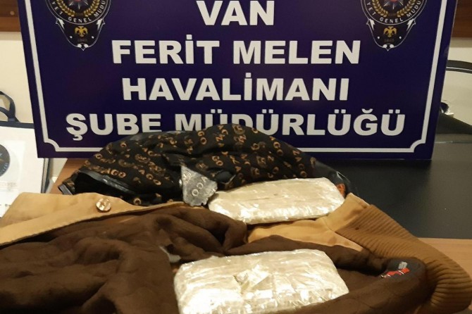 Havalimanında afyon sakızı ve hap ele geçirildi