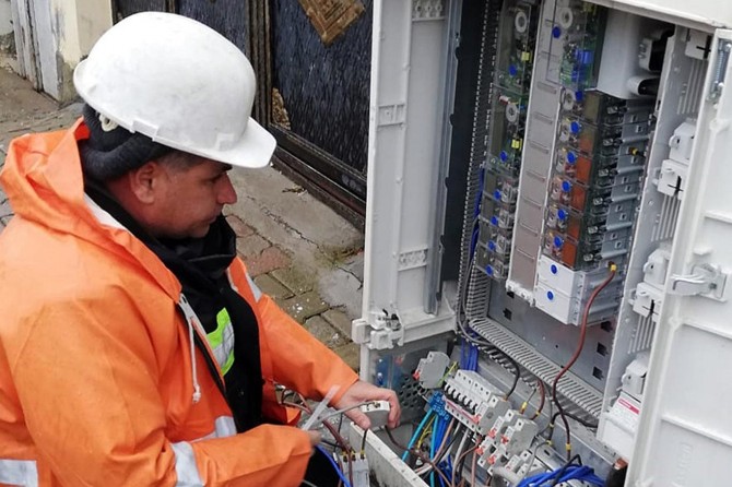 Hırsızlar elektrik panolarına dadandı