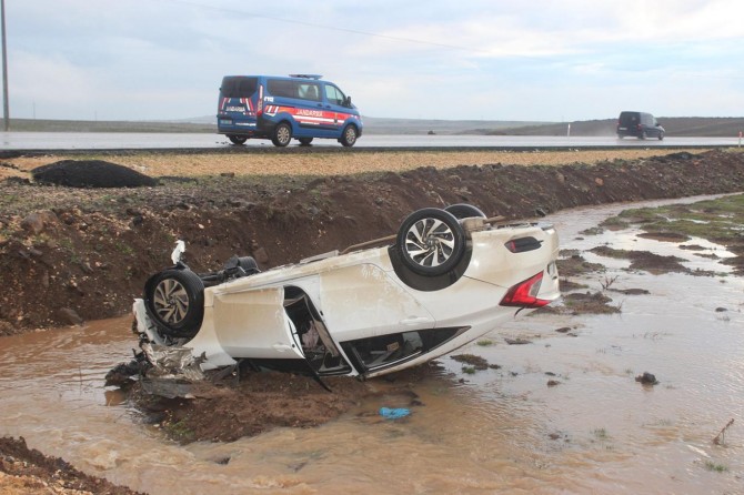 Takla atan otomobildeki 7 kişi yaralandı