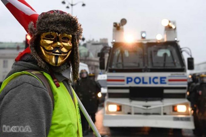 One-year prison sentence for protesters wearing mask in France