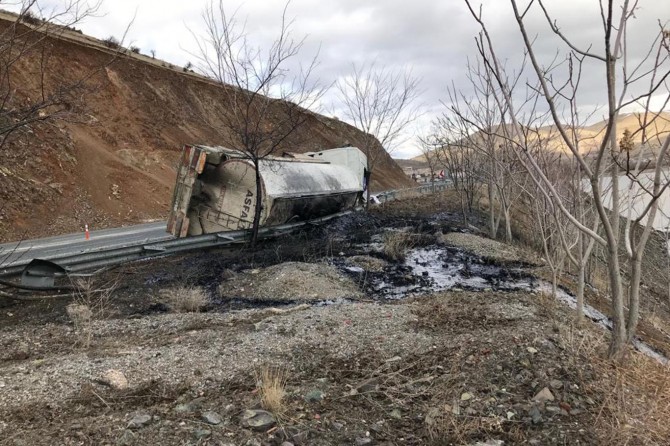 Elazığ-Diyarbakır Karayolu'nda zift yüklü tanker devrildi
