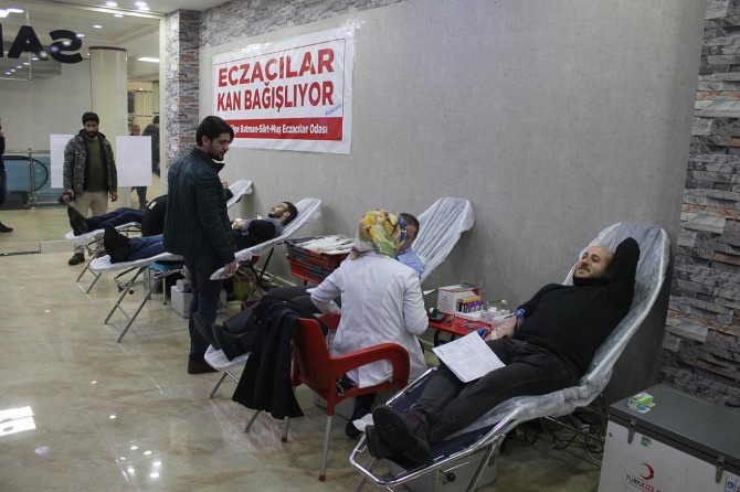 Muş'ta eczacılar Kızılay'a kan bağışladı