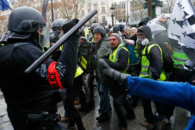 Fransa'da Sarı Yelekliler yine meydanlarda