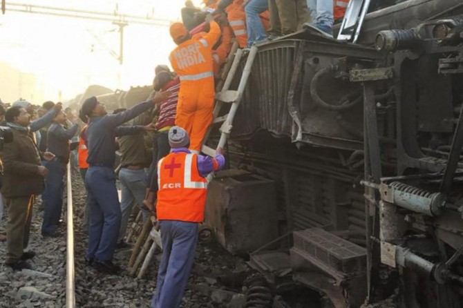 Hindistan'da tren raydan çıktı: 7 ölü