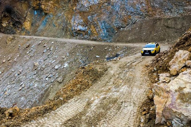 Kozluk'ta heyelan nedeniyle kapanan yollar açıldı