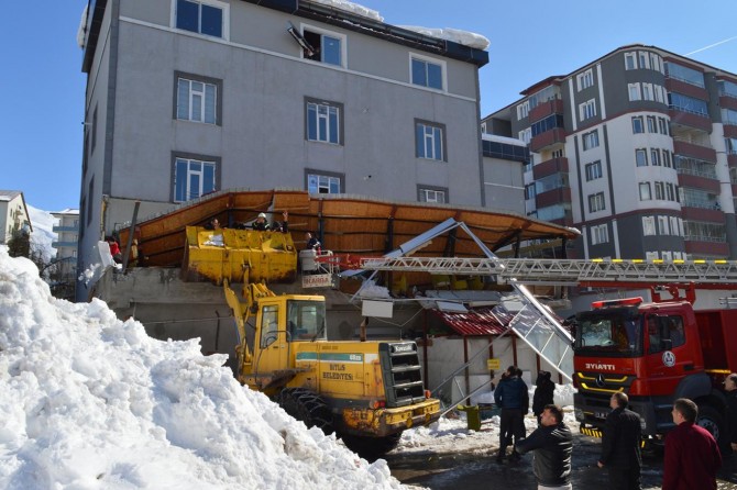 Bitlis'te kafenin çatısı çöktü: 1 ölü 7 yaralı
