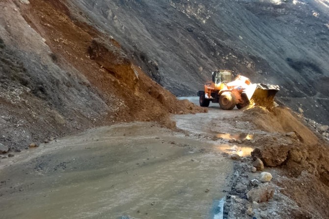 Kozluk'ta heyelan nedeniyle kapanan yollar temizlenmeye devam ediyor