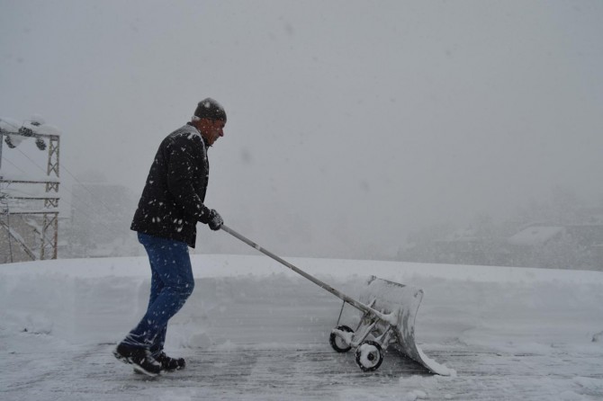 Kar yağışı kimileri için esaret olsa da onlar için ekmek kapısı