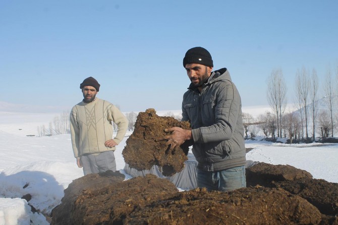 Köylünün doğal yakacağı tezeğin istiflenme vakti