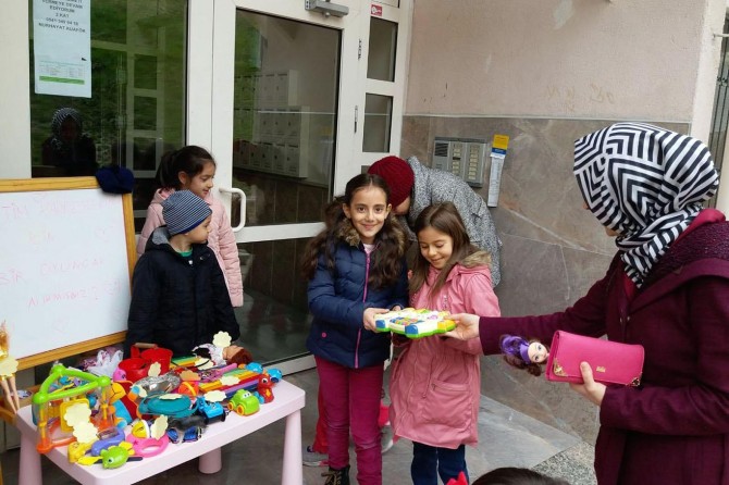 Yetimler için oyuncaklarını sattı