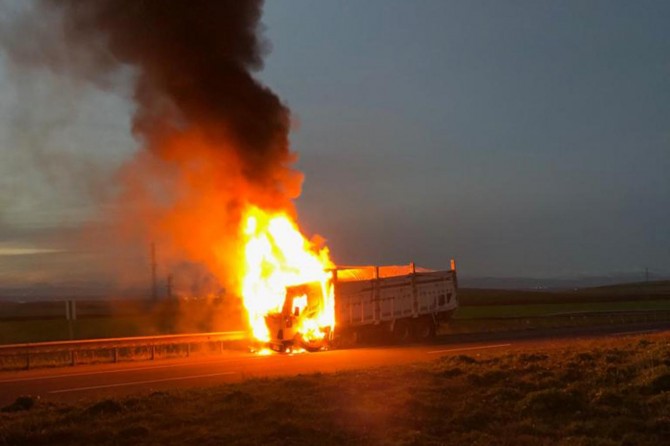 Seyir halindeki kamyon alev alev yandı
