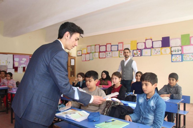 Sınava giren adaylardan topladıkları kalemleri öğrencilere ulaştırdılar