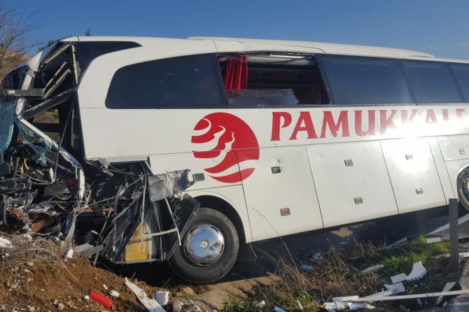 Otobusa rêwîyan qeza kir: 18 birîndar