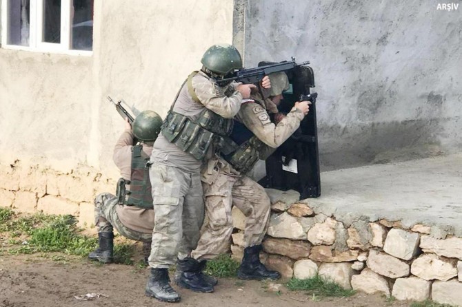 Li Wanê operasyona PKKê: 14 binçavî