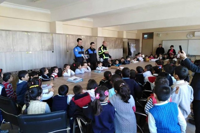 Çocuklara trafik kuralları anlatıldı