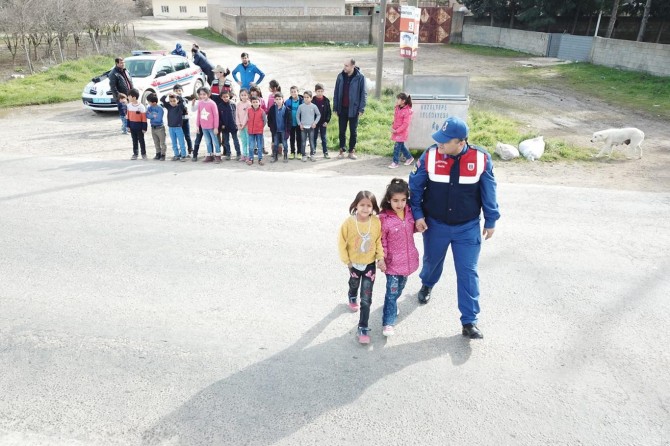 Kızıltepe'de öğrencilere yaya geçidi eğitimi verildi