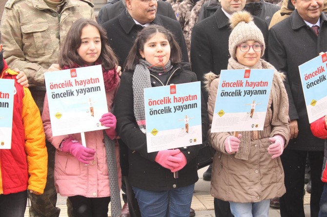 Muş'ta çocuklarla yaya önceliğine dikkat çekildi