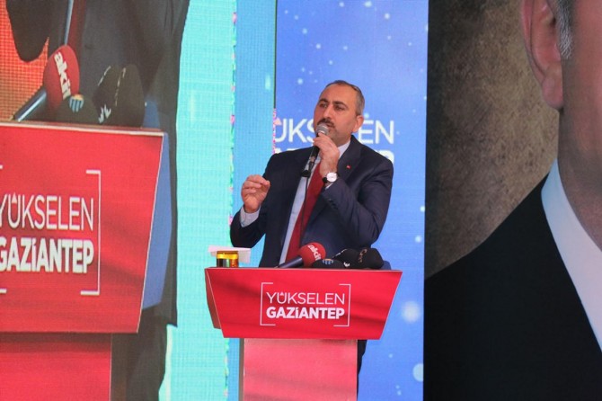 Türkiye krizleri teğet geçerek büyümeye devam etti