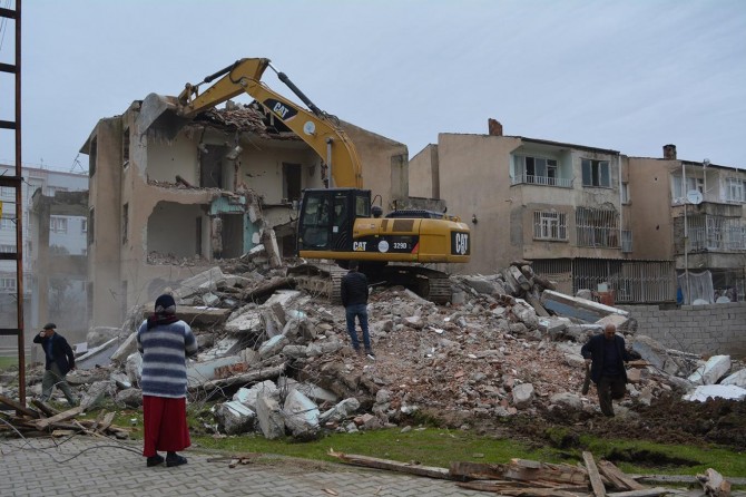 Tehlike saçan binaların yıkımına başlandı
