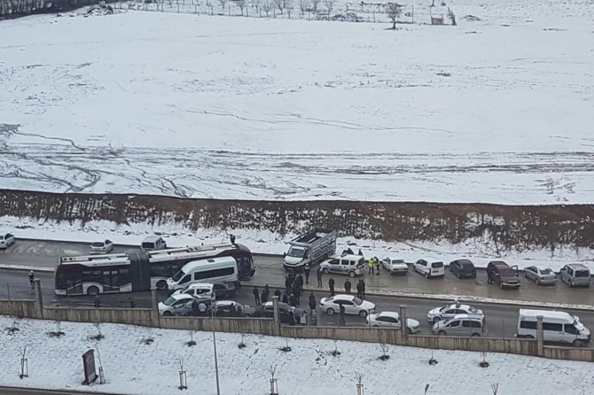 Kontrolden çıkan araç zincirleme kazaya neden oldu