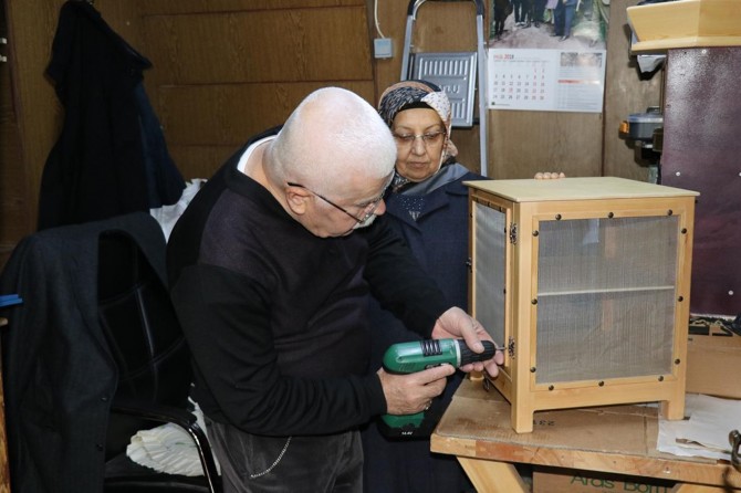 İlerleyen yaşına rağmen mesleğini hobi olarak devam ettiriyor