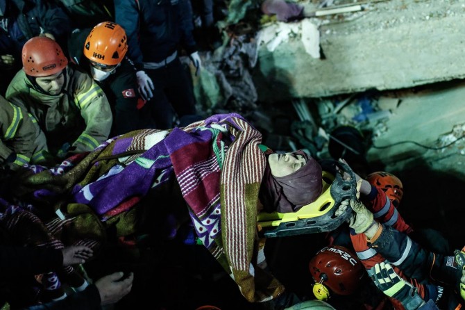 İstanbul Valisi: Hayatını kaybedenlerin sayısı 6'ya yükseldi